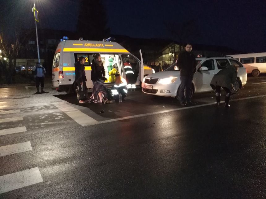 UPDATE - Sibiu: Trei elevi, răniţi după ce au fost loviţi de un microbuz pe o trecere de pietoni. FOTO/VIDEO