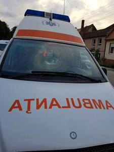 Doi răniţi într-un accident pe Autostrada Sibiu-Deva în care au fost implicate trei autovehicule, între care o maşină de la Drumuri Naţionale