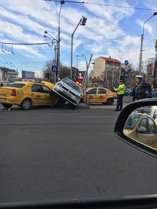 Accident rutier în Sectorul 1, după ce un taxi nu a acordat prioritate unei maşini de poliţie; cei doi agenţi din autospecială au fost răniţi uşor