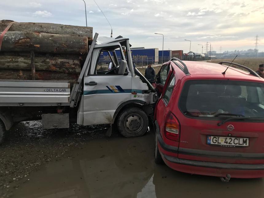 Doi răniţi, după ce o maşină şi o autoutilitară s-au ciocnit pe Centura municipiului Buzău. FOTO