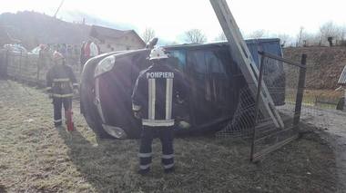 Suceava: Microbuz cu şase persoane la bord, răsturnat pe DN 17