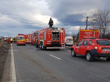 Grav accident de circulaţie în Braşov: Patru persoane, dintre care un copil, au murit şi două sunt rănite, după ce patru maşini s-au ciocnit pe DN 11. FOTO/ VIDEO