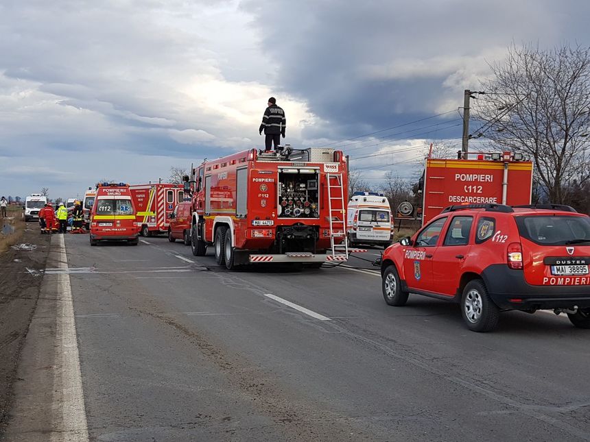 Grav accident de circulaţie în Braşov: Patru persoane, dintre care un copil, au murit şi două sunt rănite, după ce patru maşini s-au ciocnit pe DN 11. FOTO/ VIDEO