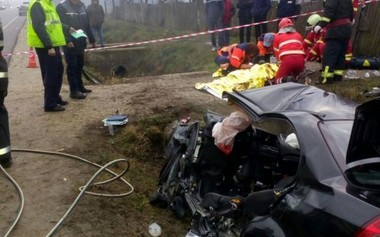 Mehedinţi: Un bărbat şi-a pierdut viaţa după ce a intrat cu maşina într-un cap de pod, cel mai probabil pentru că adormise la volan