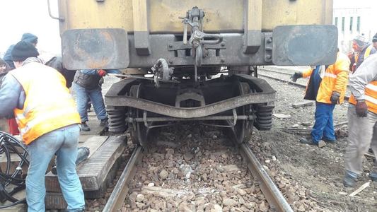 Bistriţa-Năsăud: Patru trenuri, afectate de blocarea căii ferate cu aluviuni; circulaţia feroviară a fost reluată cu restricţii