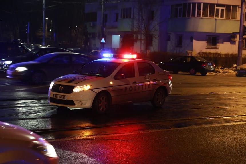 Accident cu trei maşini pe Splaiul Independenţei în Bucureşti, o persoană fiind transportată la spital