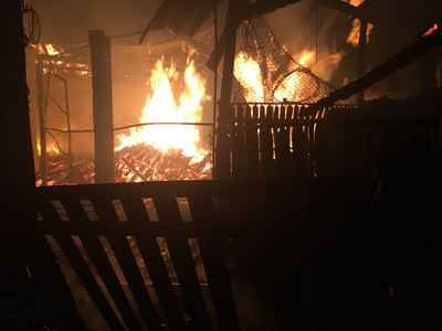 Prahova: Incendiu generalizat la o casă de vacanţă, pompierii s-au luptat cu flăcările mai bine de cinci ore. FOTO/ VIDEO