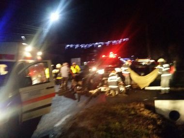 Vâlcea: Un mort şi trei răniţi, între care doi copii, după ce două autoutilitare s-au ciocnit pe Valea Oltului