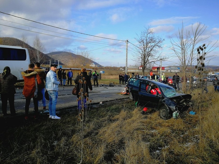 Bacău: Plan roşu de intervenţie după ce un autocar şi un autoturism s-au ciocnit, cel puşin şase persoane fiind rănite