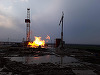 Incendiul violent izbucnit la o sondă de gaze din Satu Mare arde de mai bine de 17 ore; pompierii nu pot interveni din cauza riscului de explozie, aşteptând experţi canadieni. FOTO