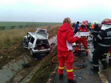 Dolj: Două persoane au murit şi una a fost rănită într-un accident rutier

