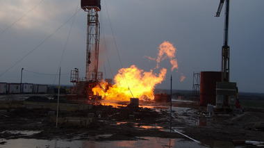 Satu Mare: Specialişti IGSU şi de la firme de profil din Canada, la sonda care arde la Moftinu; stingerea imediată a incendiului creează risc de explozie