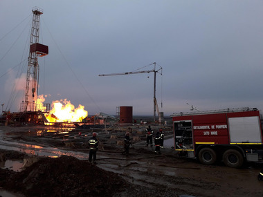 Satu Mare: A şasea zi de la izbucnirea incendiului la o sondă din zona Moftinu - cinci motopompe de mare capacitate, utilizate la intervenţie - VIDEO