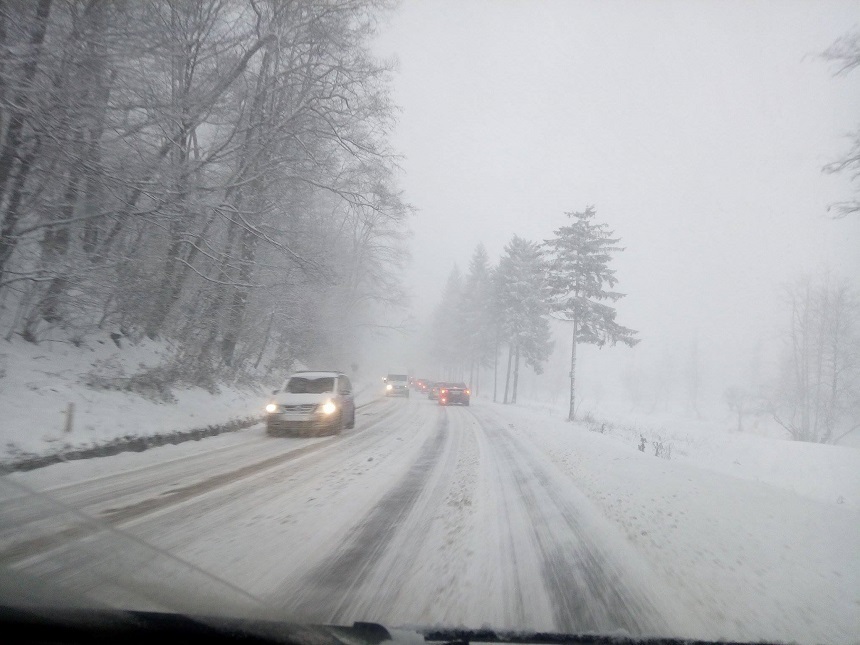 Cod galben de vânt şi ninsori în zona montană din Prahova, Dâmboviţa, Argeş şi Buzău; cod portocaliu pentru Caraş Severin