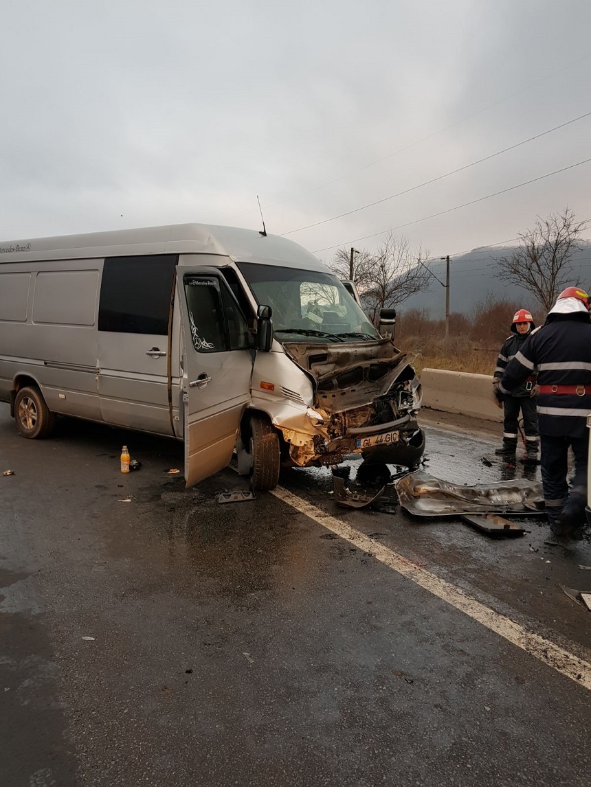 Şase răniţi după ce un microbuz înmatriculat în Ucraina a intrat într-un parapet în zona localităţii Pojorâta