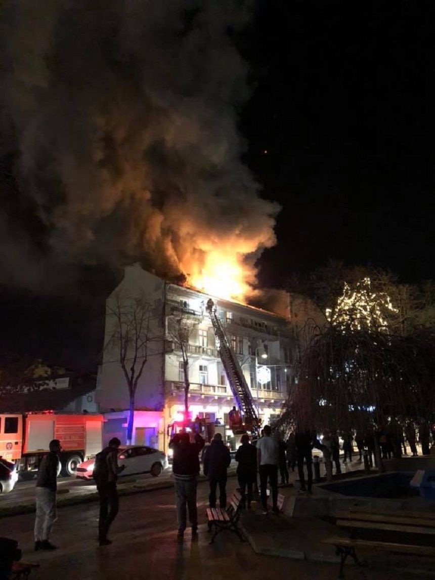 UPDATE - Incendiu la mansarda unui imobil din centrul Constanţei. Pompierii au reuşit să stingă focul după o intervenţie care a durat peste două ore - FOTO, VIDEO

