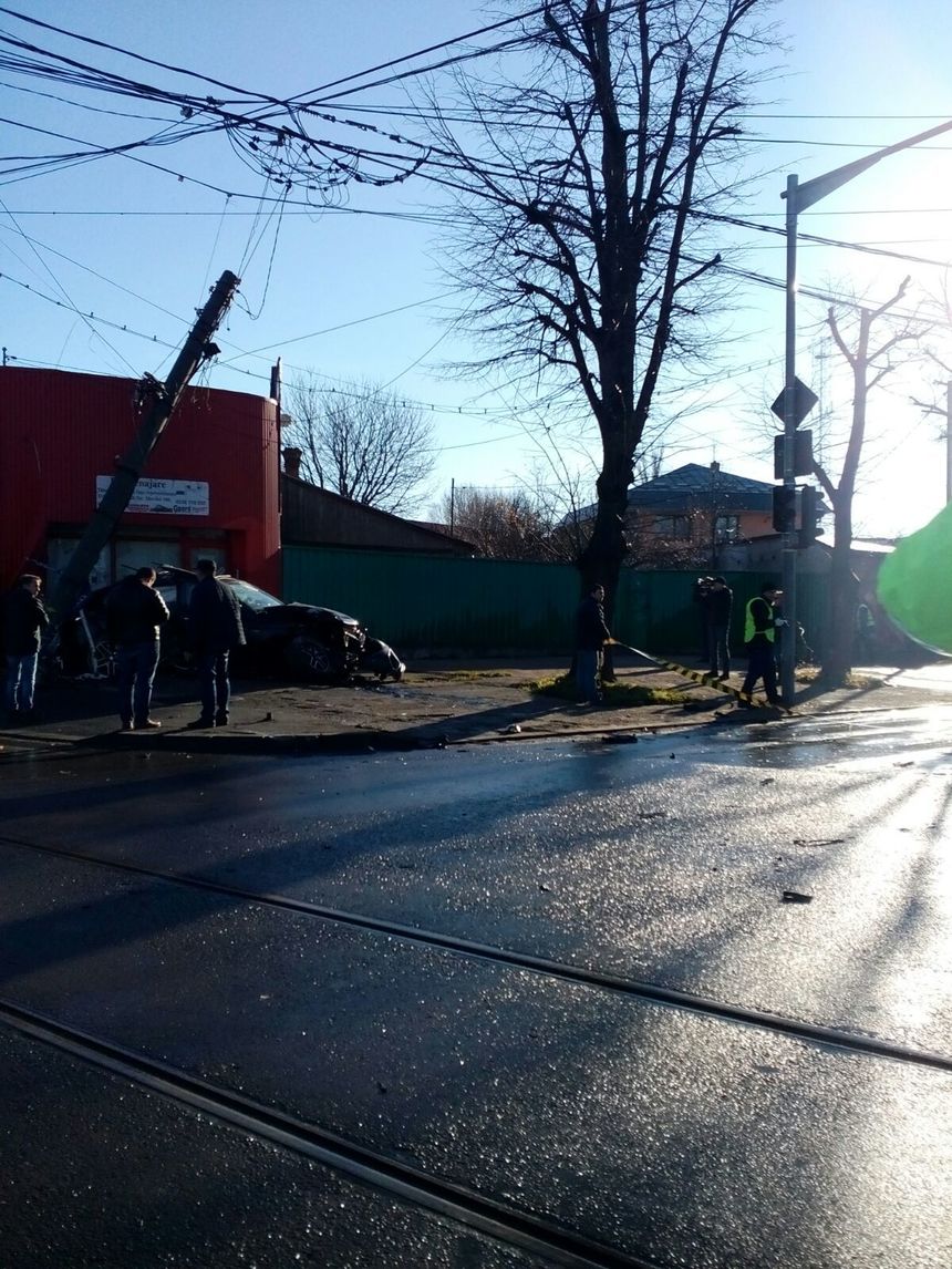 Galaţi: Ambulanţă implicată într-un accident rutier; un copil de 11 ani a fost rănit uşor. FOTO