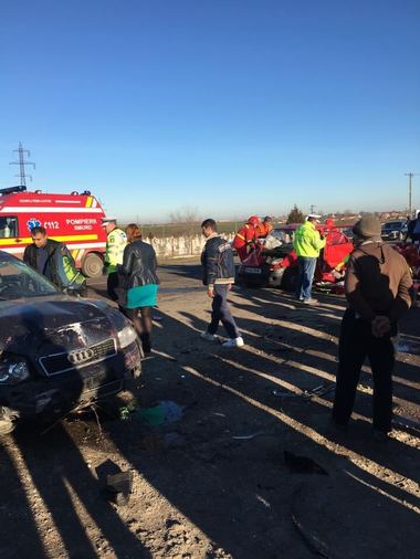 Constanţa: Patru persoane, între care un copil de patru ani, rănite într-un accident rutier; una dintre victime, preluată de elicopterul SMURD