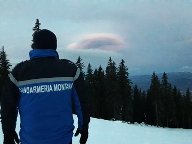 Un bărbat care a furat banii din pomelnice de la schitul Straja, prins după ce a mers la postul jandarmilor montani să ceară voie la toaletă