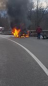 Vâlcea: Trafic blocat pe DN 7, după ce un autoturism a luat foc în mers