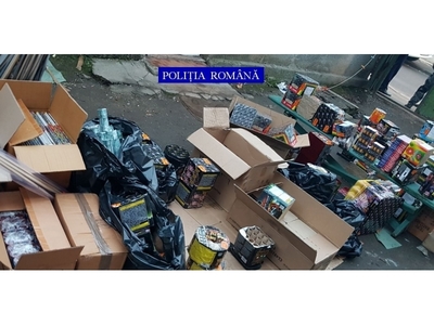 Aproape 1.000 de kilograme de articole pirotehnice, găsite de poliţişti într-o locuinţă din Bucureşti