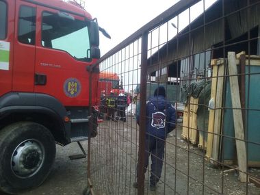 Constanţa: Un bărbat a murit strivit sub paleţi cu foi de sticlă. VIDEO