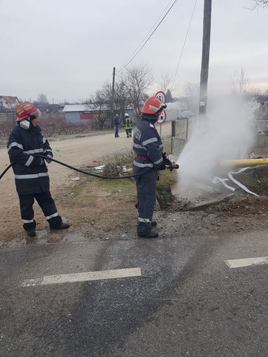 UPDATE - Dolj: Ţeavă de gaz fisurată în urma unui accident în care au fost implicate două maşini, în una dintre ele aflându-se patru militari americani de la Deveselu. FOTO/VIDEO