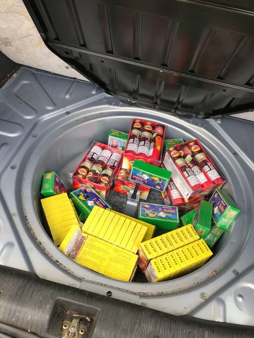 Constanţa: Aproximativ 10.000 de articole pirotehnice, descoperite de poliţişti în două autoturisme
