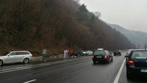 Şase răniţi după ce două maşini s-au ciocnit pe Valea Oltului, traficul fiind îngreunat. VIDEO
