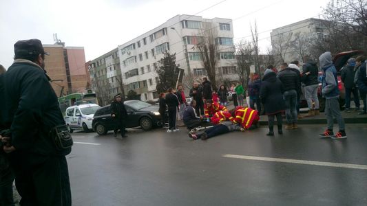 Galaţi: O femeie şi cei doi copii ai săi au ajuns la spital după ce au fost loviţi de o maşină pe o trecere de pietoni. FOTO/VIDEO