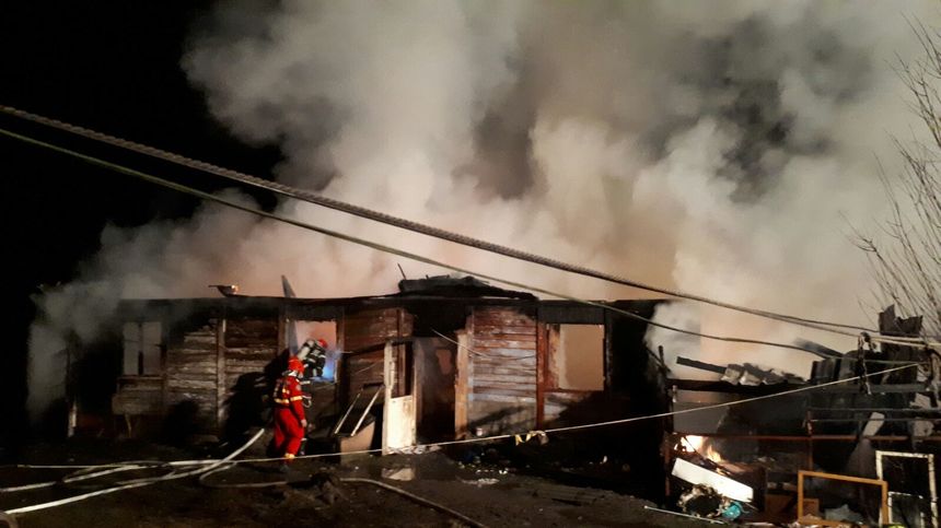 Argeş: Zece oameni au rămas fără locuinţă în urma unui incendiu puternic. FOTO/VIDEO