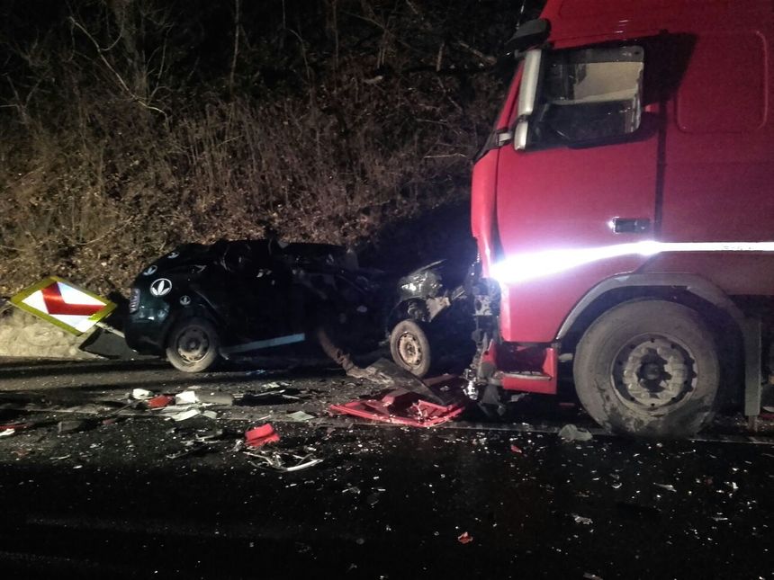 Sibiu: Doi tineri au murit după ce maşina în care se aflau s-a ciocnit cu un TIR, pe Valea Oltului. FOTO/ VIDEO