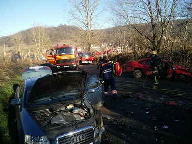 Mureş: Nouă persoane rănite după ce trei autoturisme s-au ciocnit; o victimă este în stare gravă