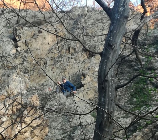 Tulcea: Adolescent de 17 ani, salvat de pompieri după ce rămăsese blocat pe
un versant. VIDEO