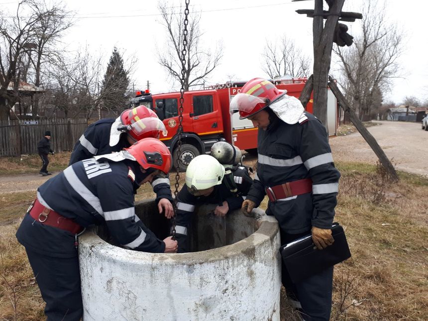 Teleorman: Bătrână de 91 de ani căzută într-o fântână cu diametrul de un metru, salvată de pompieri