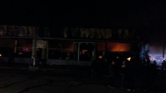UPDATE Argeş: Incendiu la o hală de producţie a alimentelor în Topoloveni; flăcările se manifestă pe 6.000 de metri pătraţi. Un pompier a fost rănit VIDEO