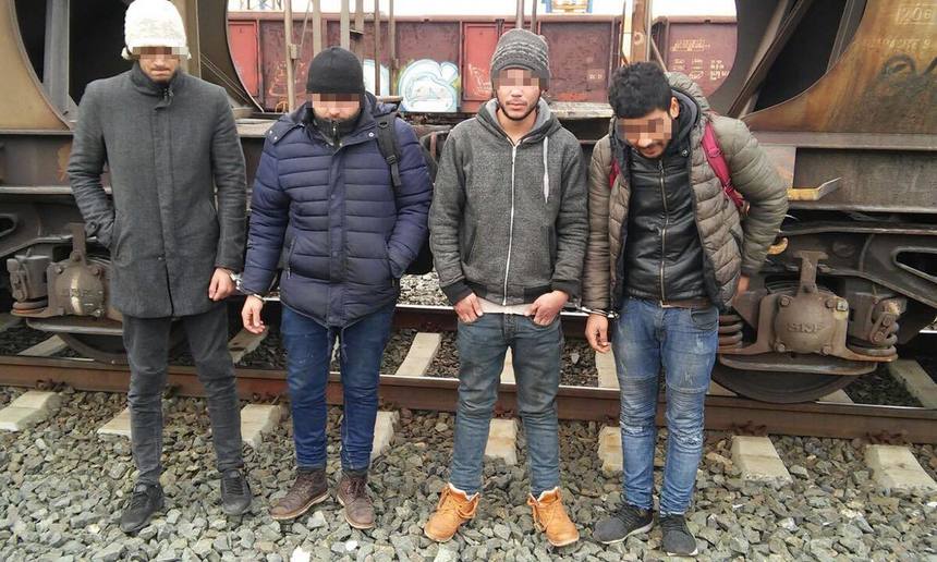 Arad: Trei libieni şi un marocan, descoperiţi la ieşirea din ţară sub autoturisme aflate pe o platformă feroviară
