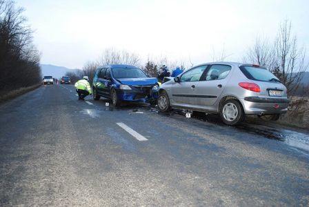 Opt răniţi în trei accidente rutiere produse în judeţul Sibiu