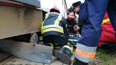 Arad: Elevă în stare gravă după ce a fost lovită de tramvai, ea traversând strada pe roşu şi uitându-se la ecranul telefonului - FOTO

