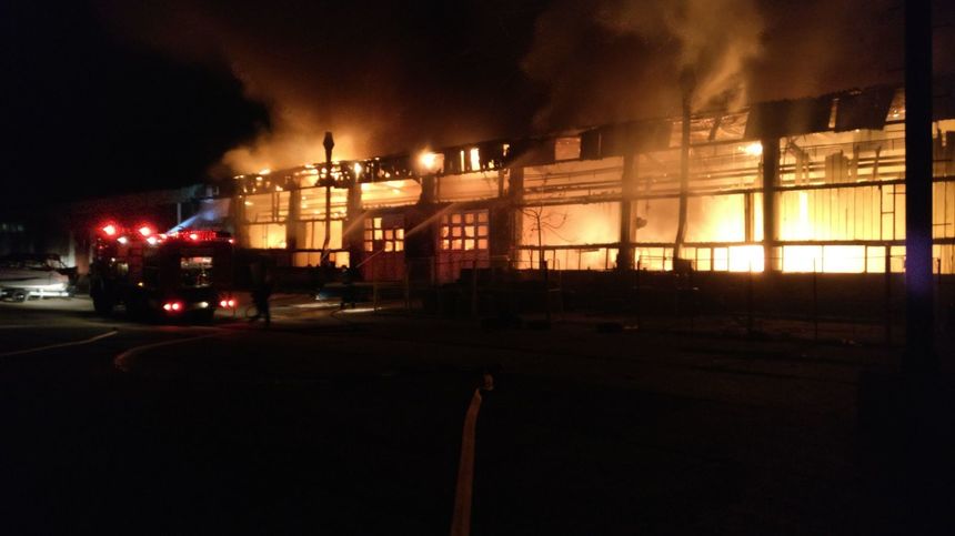 UPDATE - Incendiu putenic la societatea de transport public din Tulcea; au ars 15 autobuze. FOTO/VIDEO

