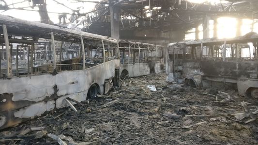 Tulcea: 12 autobuze mai sunt funcţionale în urma incendiului de la regia de transport public. Se încearcă închirierea unor autobuze din alte judeţe. FOTO