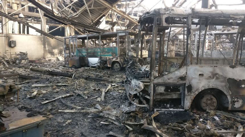 Incendiul la societatea de transport din Tulcea, provocat de un scurtcircuit. Focul, stins după cinci ore şi jumătate