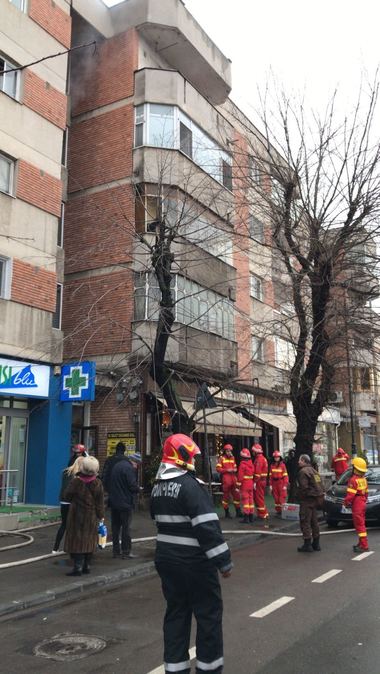 Pompierii intervin pentru stingerea unui incendiu într-un bloc din Sectorul 1 al Capitalei; şapte persoane au fost evacuate