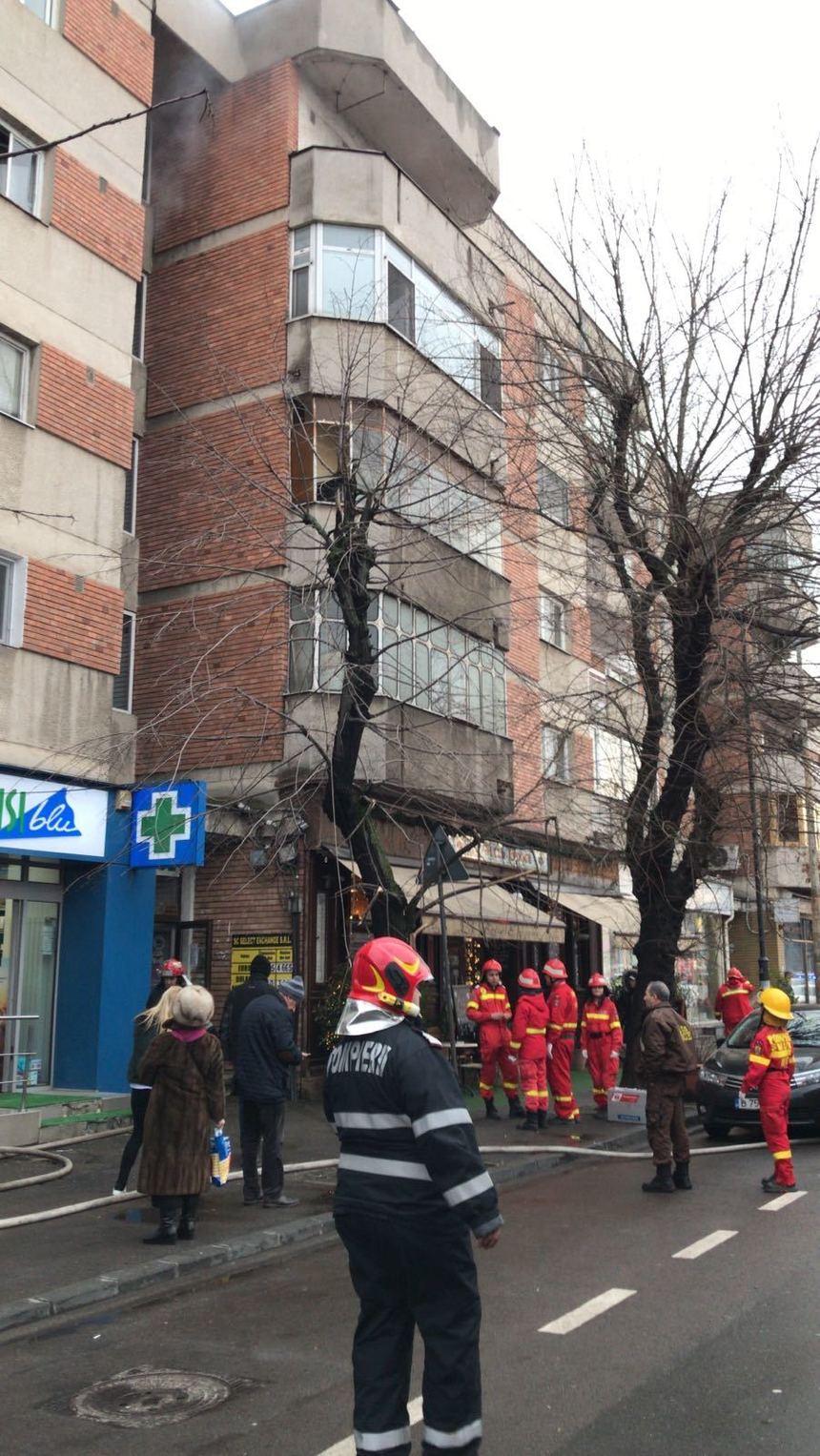 Pompierii intervin pentru stingerea unui incendiu într-un bloc din Sectorul 1 al Capitalei; şapte persoane au fost evacuate