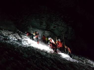 UPDATE - Bărbat surprins de o avalanşă în Masivul Bucegi. Salvatorii au dubii că ar mai fi în viaţă. Căutările au fost întrerupte. FOTO. VIDEO