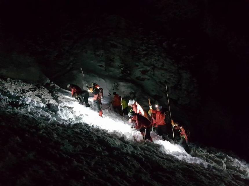UPDATE - Bărbat surprins de o avalanşă în Masivul Bucegi. Salvatorii au dubii că ar mai fi în viaţă. Căutările au fost întrerupte. FOTO. VIDEO