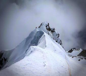 Acţiunea de recuperare a turistului surprins de avalanşă în Bucegi a fost întreruptă; salvatorii spun că este imposibil ca el să fi supravieţuit