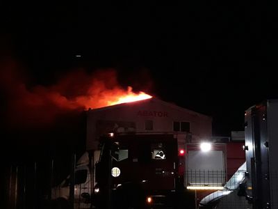 Prahova: Incendiu puternic la un abator; în apropiere se află rezervoare cu motorină şi GPL. FOTO/VIDEO