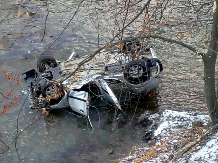 Hunedoara: Trei persoane rănite după ce maşina în care se aflau a plonjat în râul Jiu