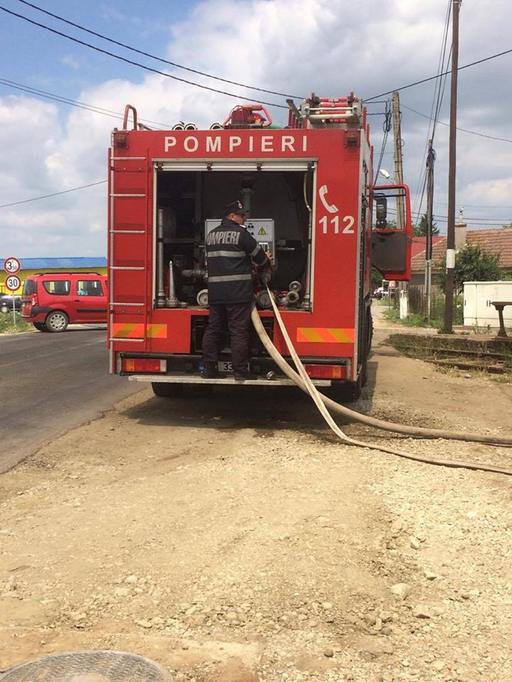 Gorj: Incendiu la o ţeavă de gaz de la o staţie de pompare a gazelor; mai multe autoturisme au fost avariate, iar focul a cuprins sediul social al firmei. VIDEO